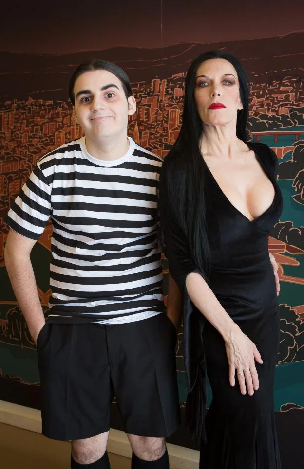Carmen Conesa caracterizada como Morticia y Alejandro Mesa como Pugsley, ayer en el Ayuntamiento de Logroño presentando el musical 'La familia Addams'.  