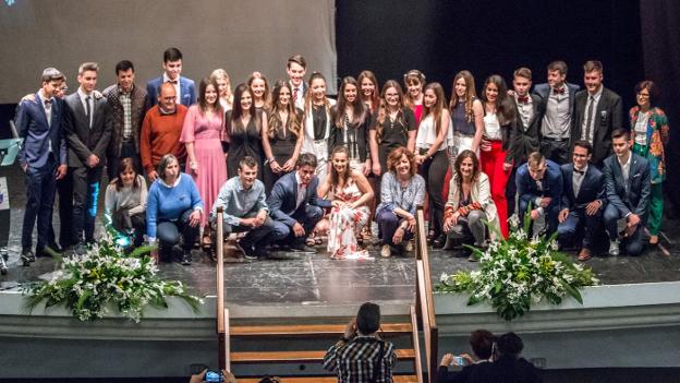 Alumnos y profesores, al final del acto de graduación. 