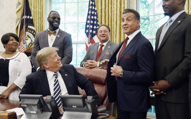 Trump, con Sylvester Stallone, durante el acto en el que anunció el perdón al excampeón Jack Johnson. :: jim lo scalzo / efe