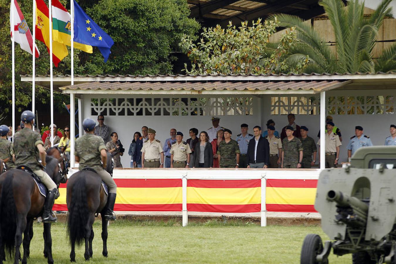 La exhibición protagonizada por la Guardia Real con sus caballos ha despertado el interés de los logroñeses, quienes han acudido a la Hípica Militar para presenciarla en un número aproximado al millar, entre ellas la alcaldesa de Logroño, Concepción Gamarra.