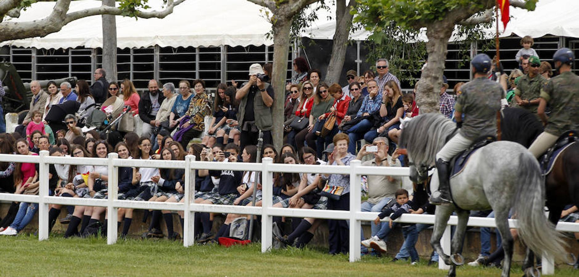 La exhibición protagonizada por la Guardia Real con sus caballos ha despertado el interés de los logroñeses, quienes han acudido a la Hípica Militar para presenciarla en un número aproximado al millar, entre ellas la alcaldesa de Logroño, Concepción Gamarra.