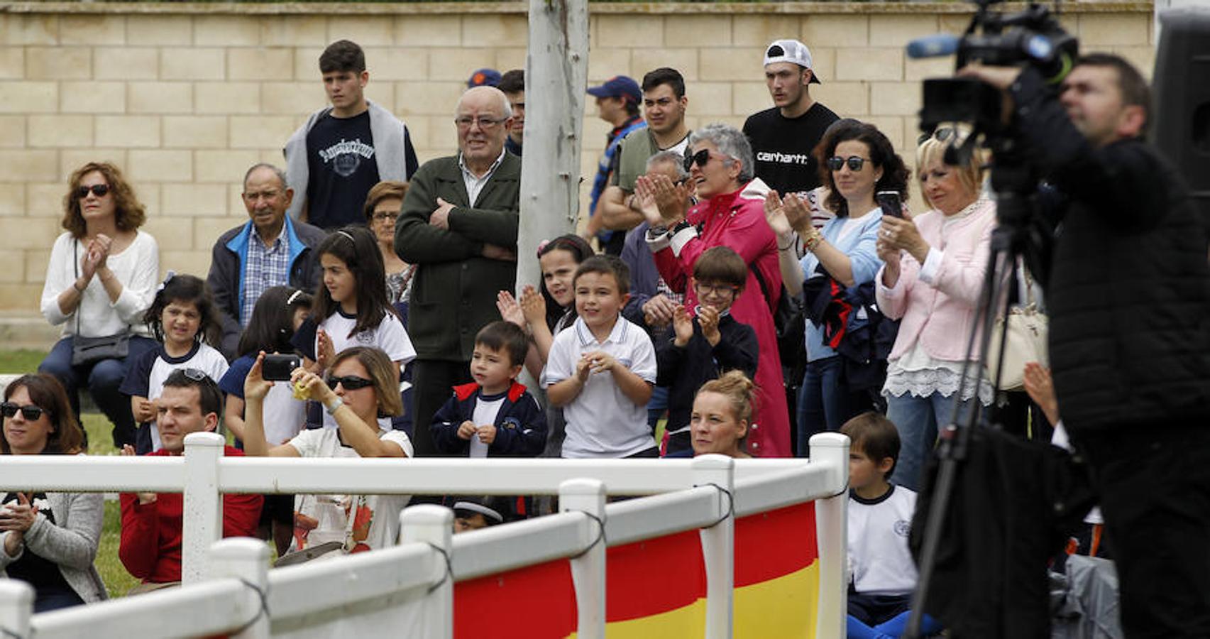 La exhibición protagonizada por la Guardia Real con sus caballos ha despertado el interés de los logroñeses, quienes han acudido a la Hípica Militar para presenciarla en un número aproximado al millar, entre ellas la alcaldesa de Logroño, Concepción Gamarra.