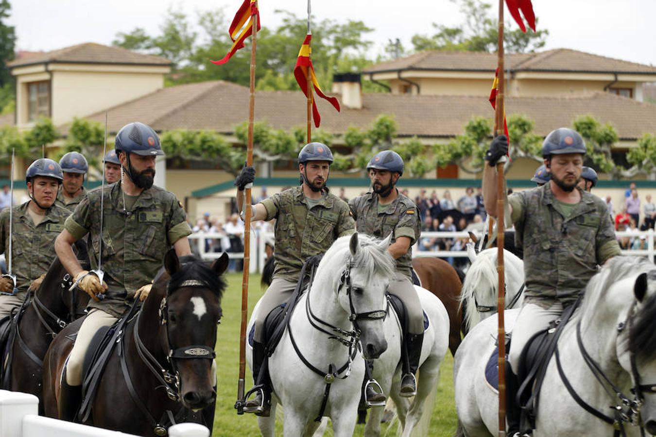 La exhibición protagonizada por la Guardia Real con sus caballos ha despertado el interés de los logroñeses, quienes han acudido a la Hípica Militar para presenciarla en un número aproximado al millar, entre ellas la alcaldesa de Logroño, Concepción Gamarra.