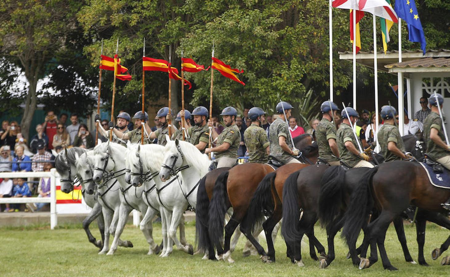 La exhibición protagonizada por la Guardia Real con sus caballos ha despertado el interés de los logroñeses, quienes han acudido a la Hípica Militar para presenciarla en un número aproximado al millar, entre ellas la alcaldesa de Logroño, Concepción Gamarra.