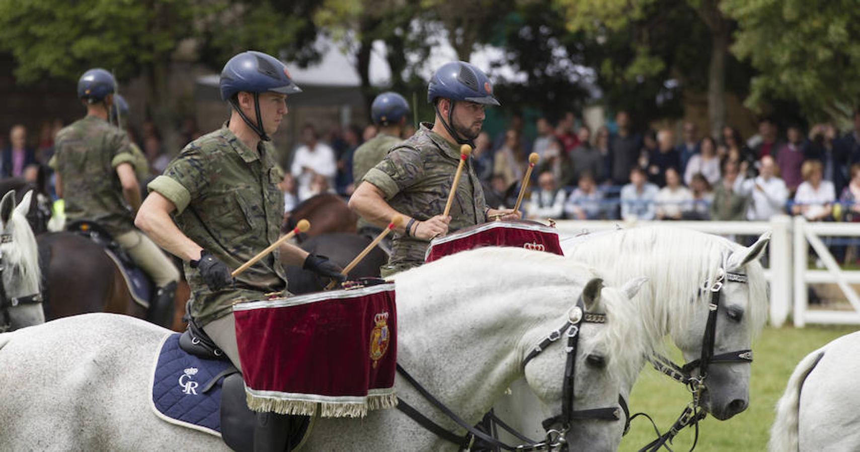 La exhibición protagonizada por la Guardia Real con sus caballos ha despertado el interés de los logroñeses, quienes han acudido a la Hípica Militar para presenciarla en un número aproximado al millar, entre ellas la alcaldesa de Logroño, Concepción Gamarra.