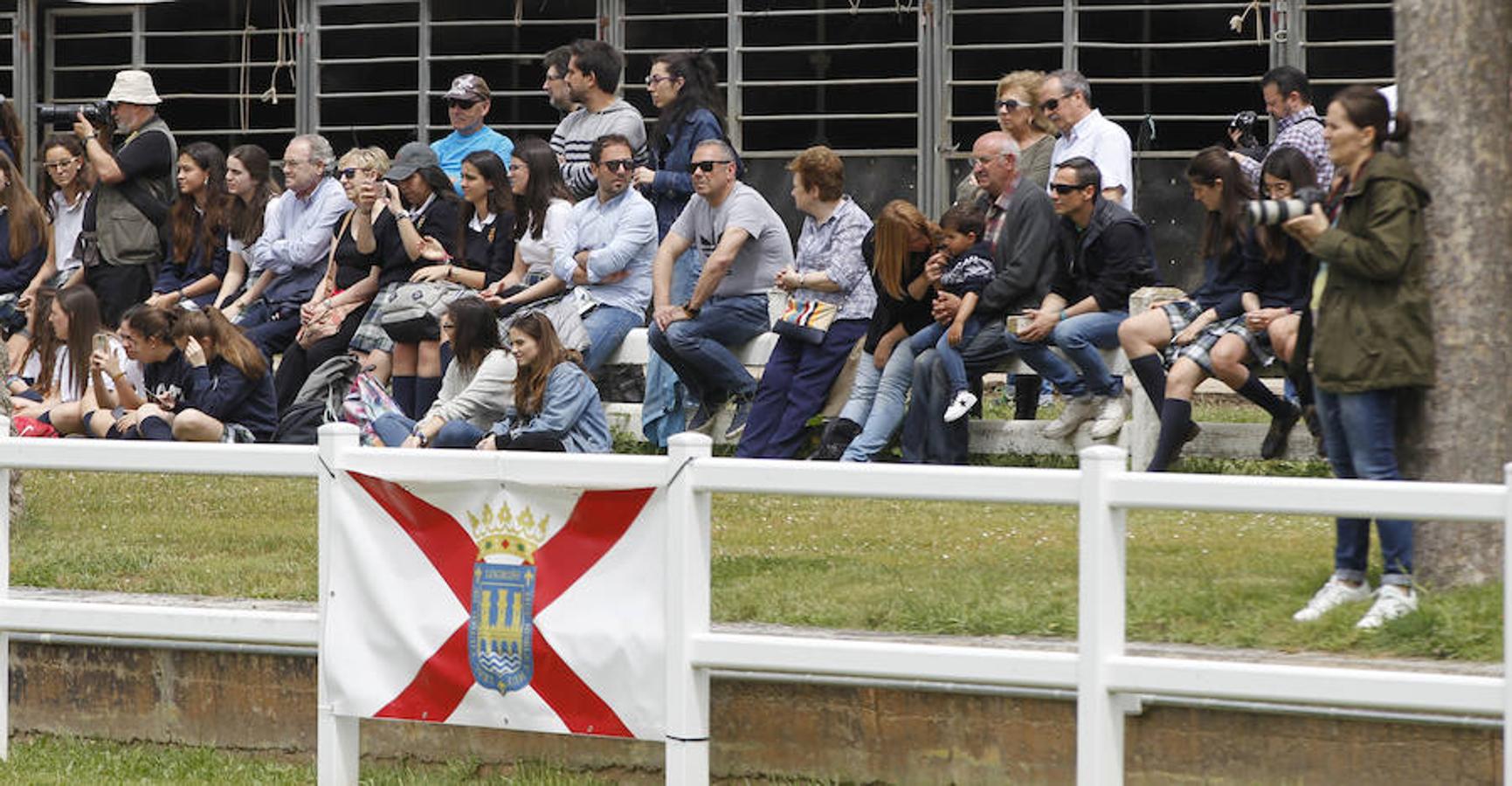 La exhibición protagonizada por la Guardia Real con sus caballos ha despertado el interés de los logroñeses, quienes han acudido a la Hípica Militar para presenciarla en un número aproximado al millar, entre ellas la alcaldesa de Logroño, Concepción Gamarra.