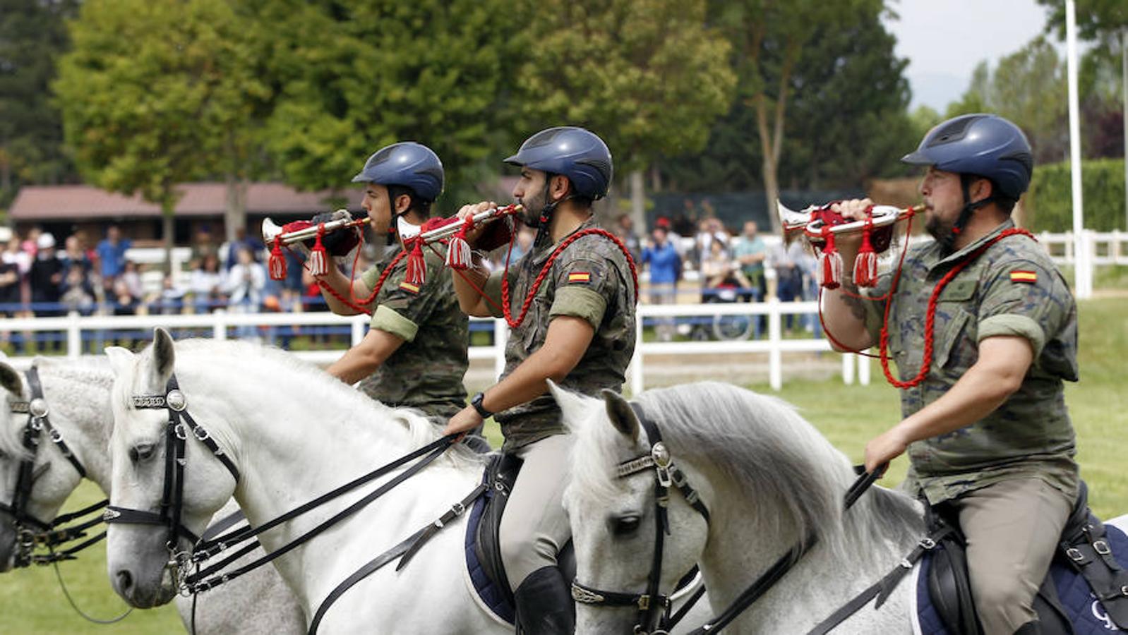 La exhibición protagonizada por la Guardia Real con sus caballos ha despertado el interés de los logroñeses, quienes han acudido a la Hípica Militar para presenciarla en un número aproximado al millar, entre ellas la alcaldesa de Logroño, Concepción Gamarra.