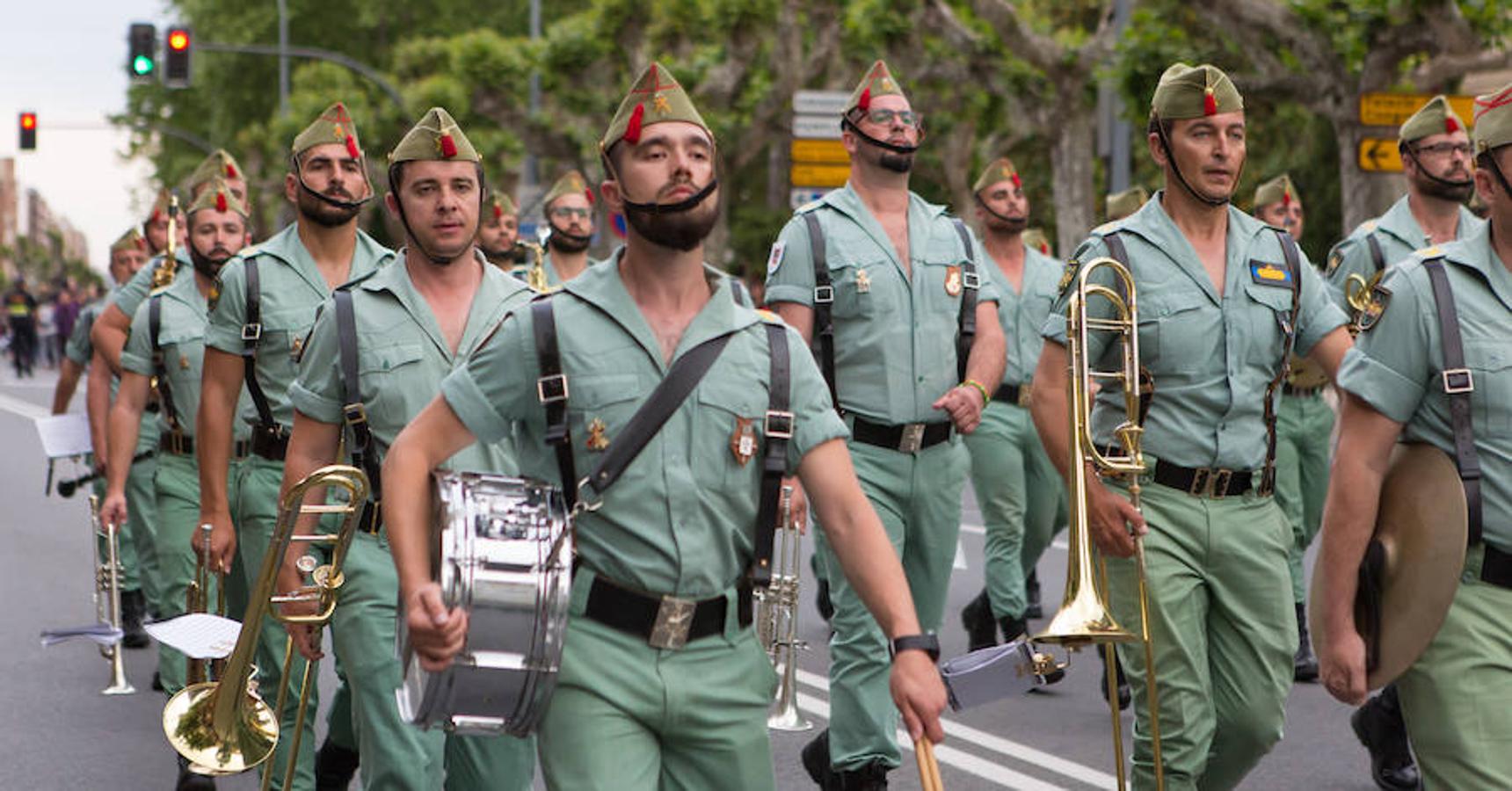 Toque de retreta de la Legión. Los músicos han desfilado por las calles de Logroño con motivo del izado de la bandera en el Ayuntamiento. Su presencia y su ritmo no han dejado a nadie indiferente.