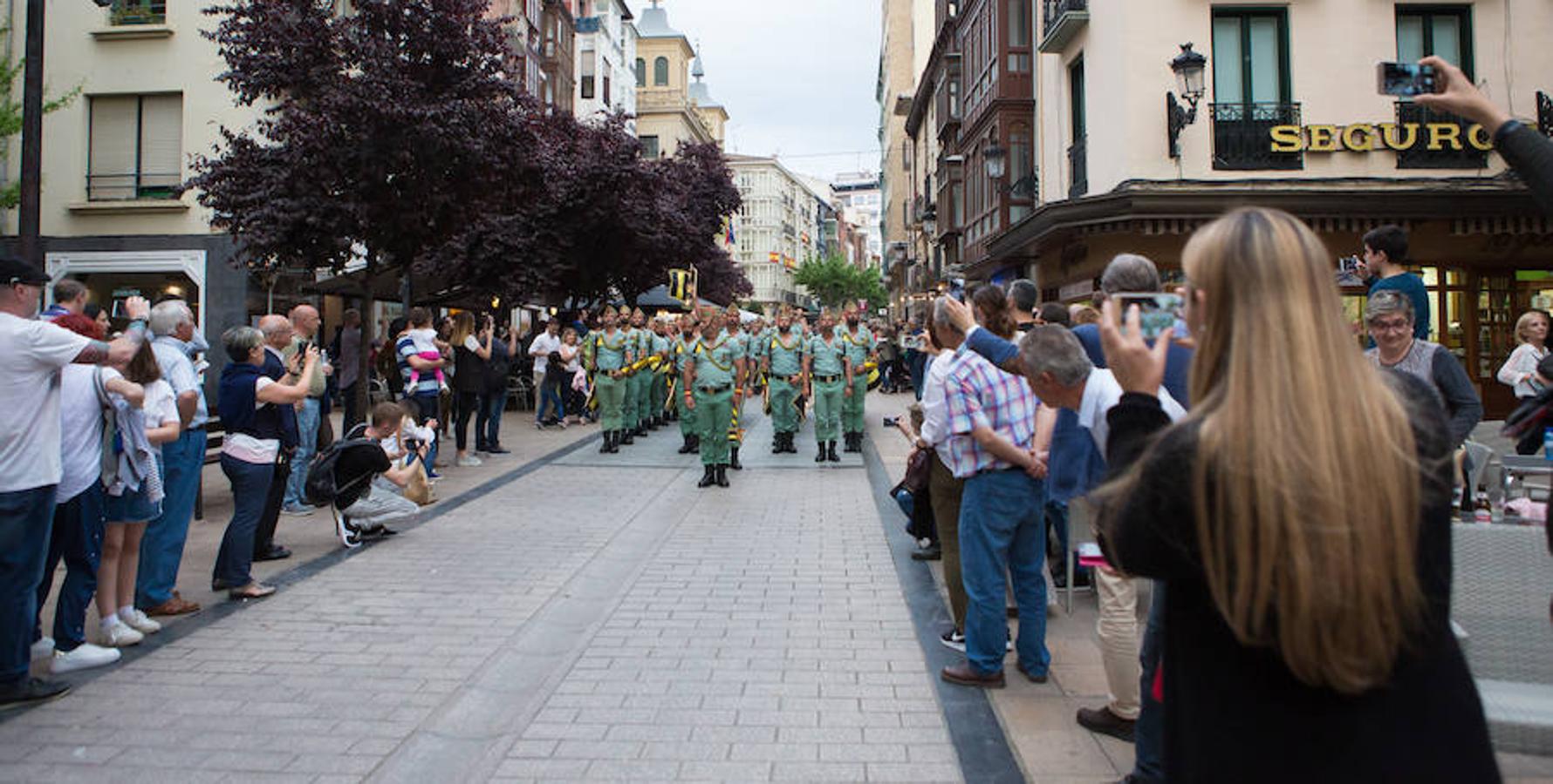 Toque de retreta de la Legión. Los músicos han desfilado por las calles de Logroño con motivo del izado de la bandera en el Ayuntamiento. Su presencia y su ritmo no han dejado a nadie indiferente.