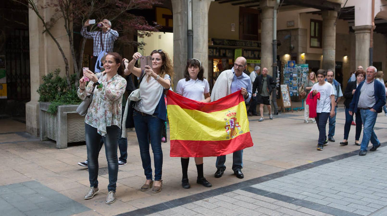 Toque de retreta de la Legión. Los músicos han desfilado por las calles de Logroño con motivo del izado de la bandera en el Ayuntamiento. Su presencia y su ritmo no han dejado a nadie indiferente.