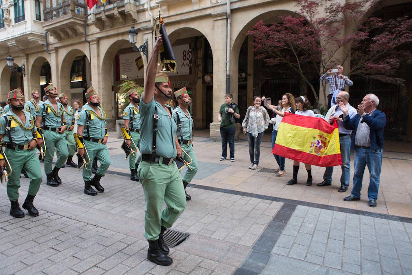 Toque de retreta de la Legión. Los músicos han desfilado por las calles de Logroño con motivo del izado de la bandera en el Ayuntamiento. Su presencia y su ritmo no han dejado a nadie indiferente.