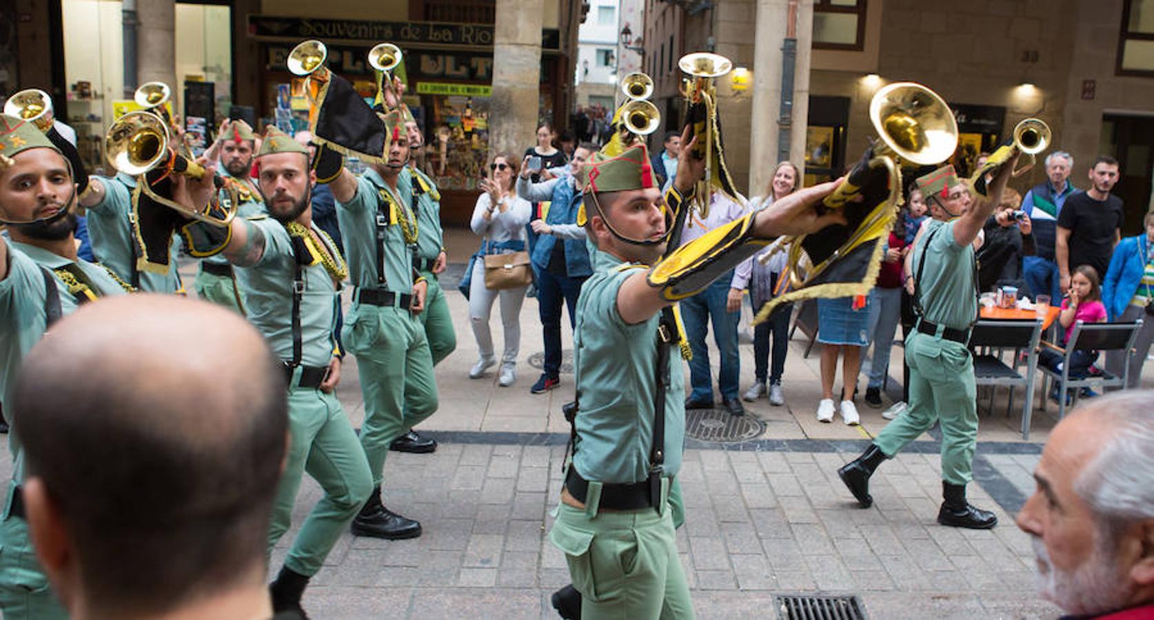 Toque de retreta de la Legión. Los músicos han desfilado por las calles de Logroño con motivo del izado de la bandera en el Ayuntamiento. Su presencia y su ritmo no han dejado a nadie indiferente.