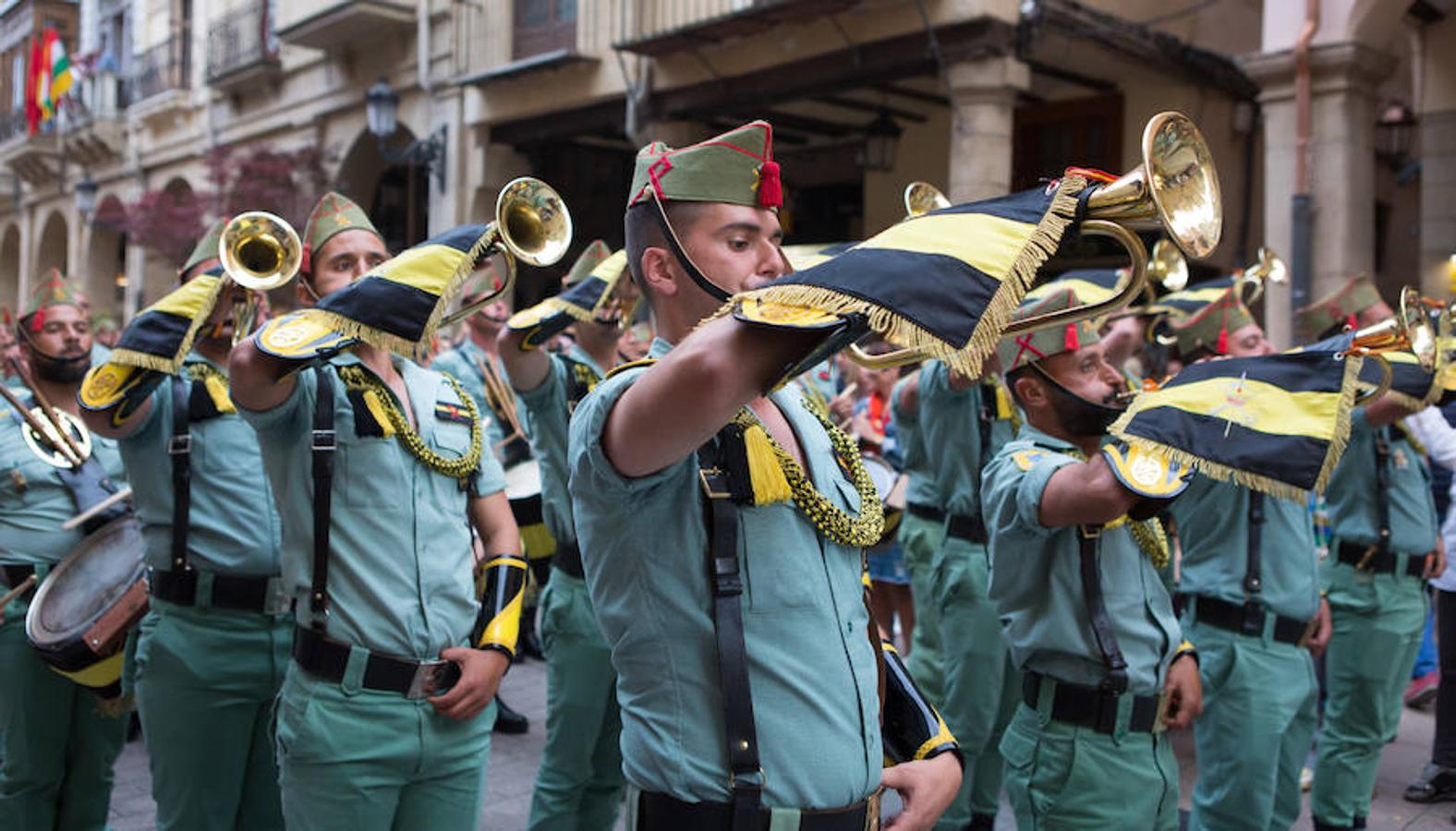 Toque de retreta de la Legión. Los músicos han desfilado por las calles de Logroño con motivo del izado de la bandera en el Ayuntamiento. Su presencia y su ritmo no han dejado a nadie indiferente.