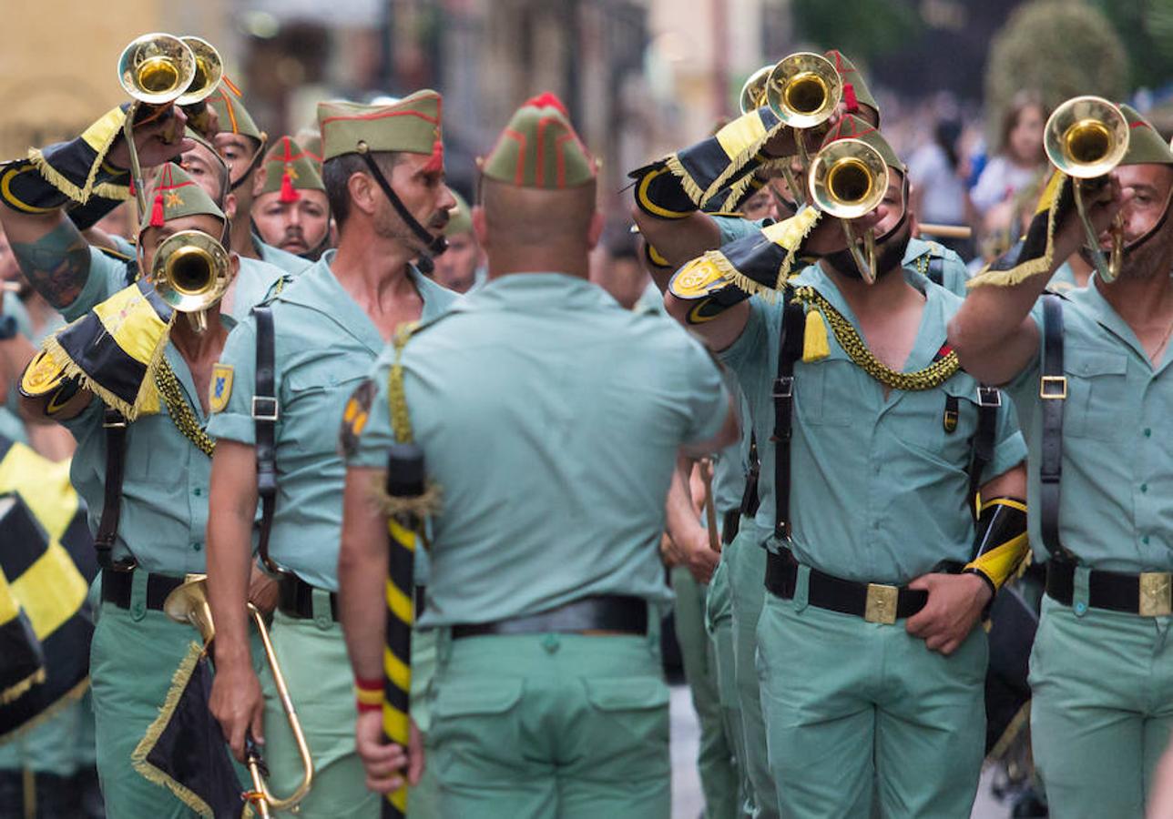 Toque de retreta de la Legión. Los músicos han desfilado por las calles de Logroño con motivo del izado de la bandera en el Ayuntamiento. Su presencia y su ritmo no han dejado a nadie indiferente.