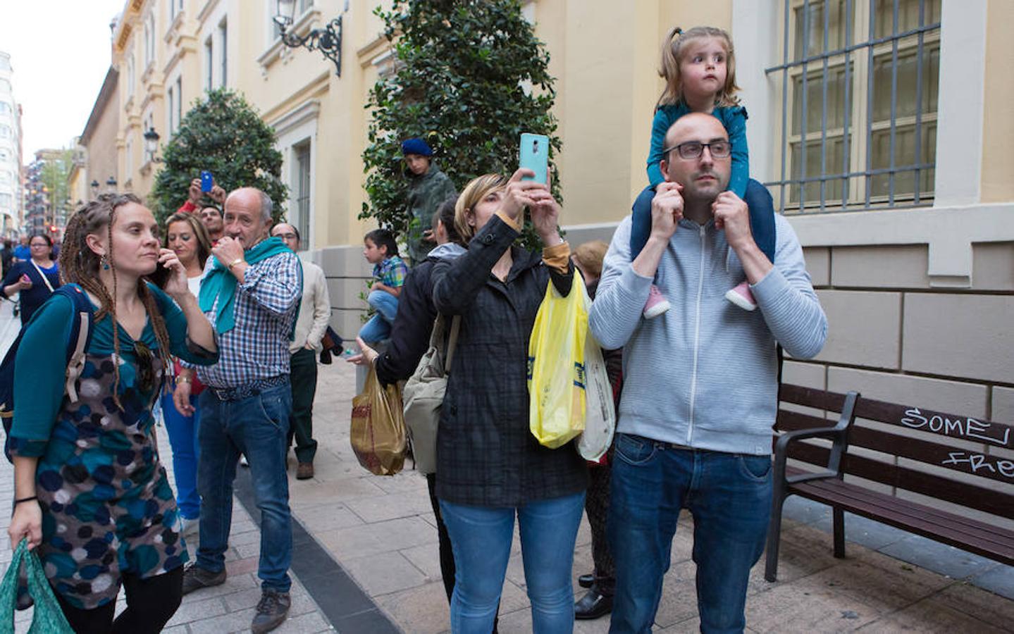 Toque de retreta de la Legión. Los músicos han desfilado por las calles de Logroño con motivo del izado de la bandera en el Ayuntamiento. Su presencia y su ritmo no han dejado a nadie indiferente.