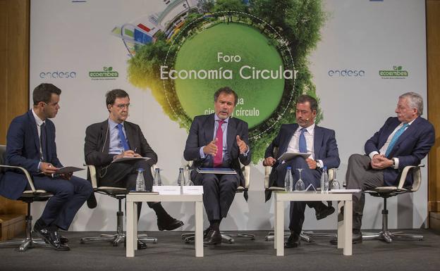 .De izda. a dcha., el moderador de la mesa sobre descarbonización junto al director del Centro de competencia Ambiental de Ferrovial, Vicente Galván; el director de Regulación de Endesa, Juan José Alba; el director general de la Asociación APPA Renovables, José María González; y el eurodiputado y ponente parlamentario de la directiva de Renovables, José Blanco. 