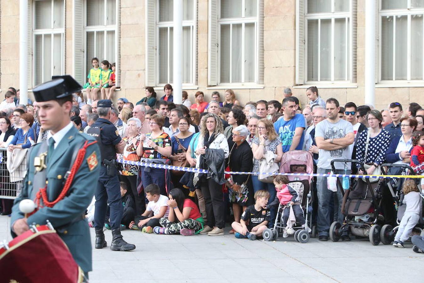 El izado solemne de la Bandera Nacional y un festival militar, en la plaza del Ayuntamiento de Logroño, ha servido de antesala de la celebración del 'Día de las Fuerzas Armadas, en la que un desfile, a las 12,00 horas, presidido por los Reyes de España, Felipe VI y Letizia, por la calle Vara de Rey, será el acto central de esta conmemoración.