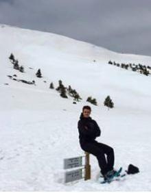 Imagen secundaria 2 - Arriba, una de las primeras cascadas que forma el Urbión al pie de la cumbre. martínez . A la izquierda, la laguna, helada, bajo Peñas Claras. (Fotos David Martínez). A la derecha, David Martínez, este invierno camino del Urbión, sentado en un poste enterrado en la nieve.: