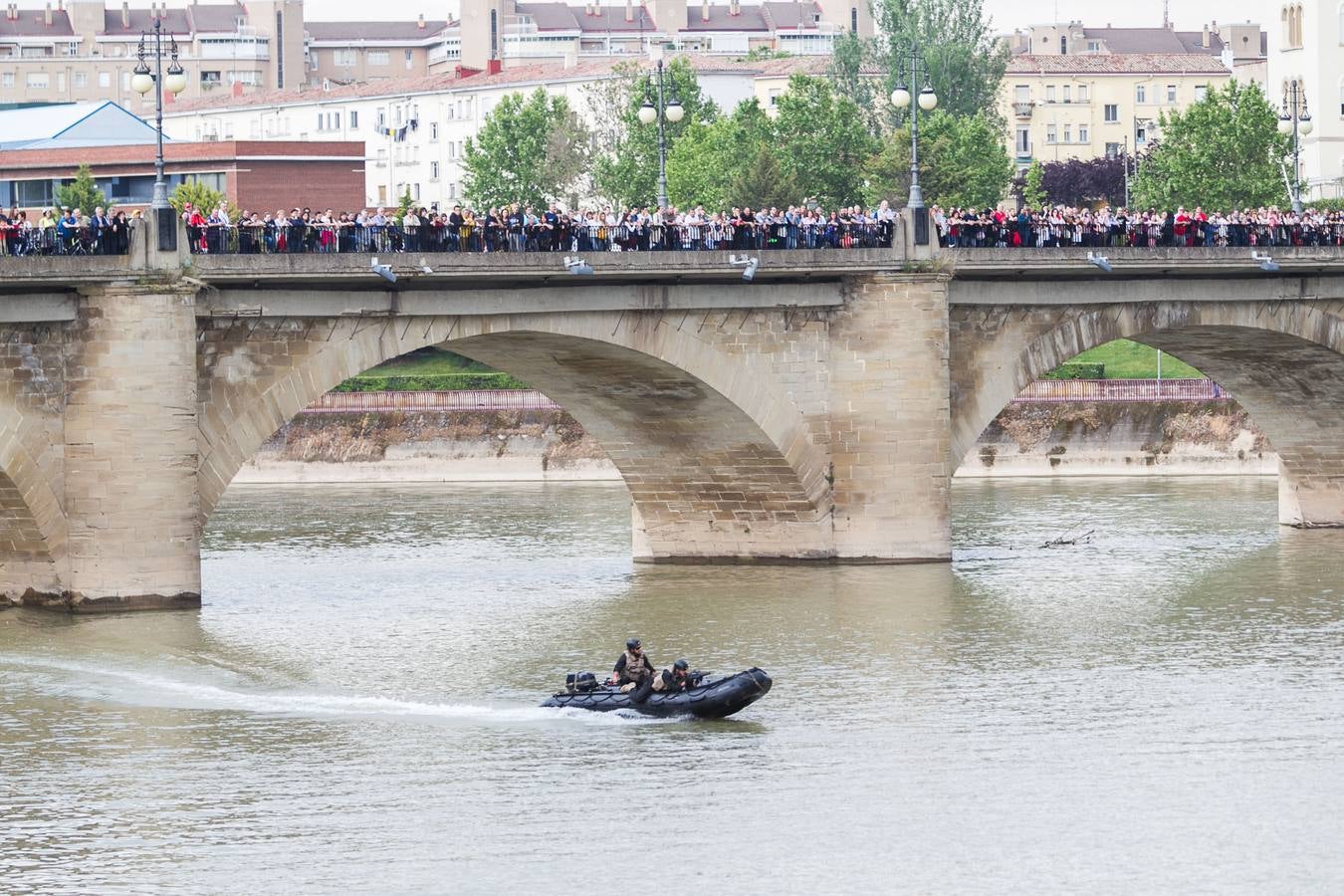 Gran éxito de púlbico en la demostración de salto paracaidista y simulación 'personal recovery' en el Ebro, Además, cientos de personas pudieron ver de cerca e incluso subirse a los vehículos militares instalados en el aparcamiento de Valbuena. 