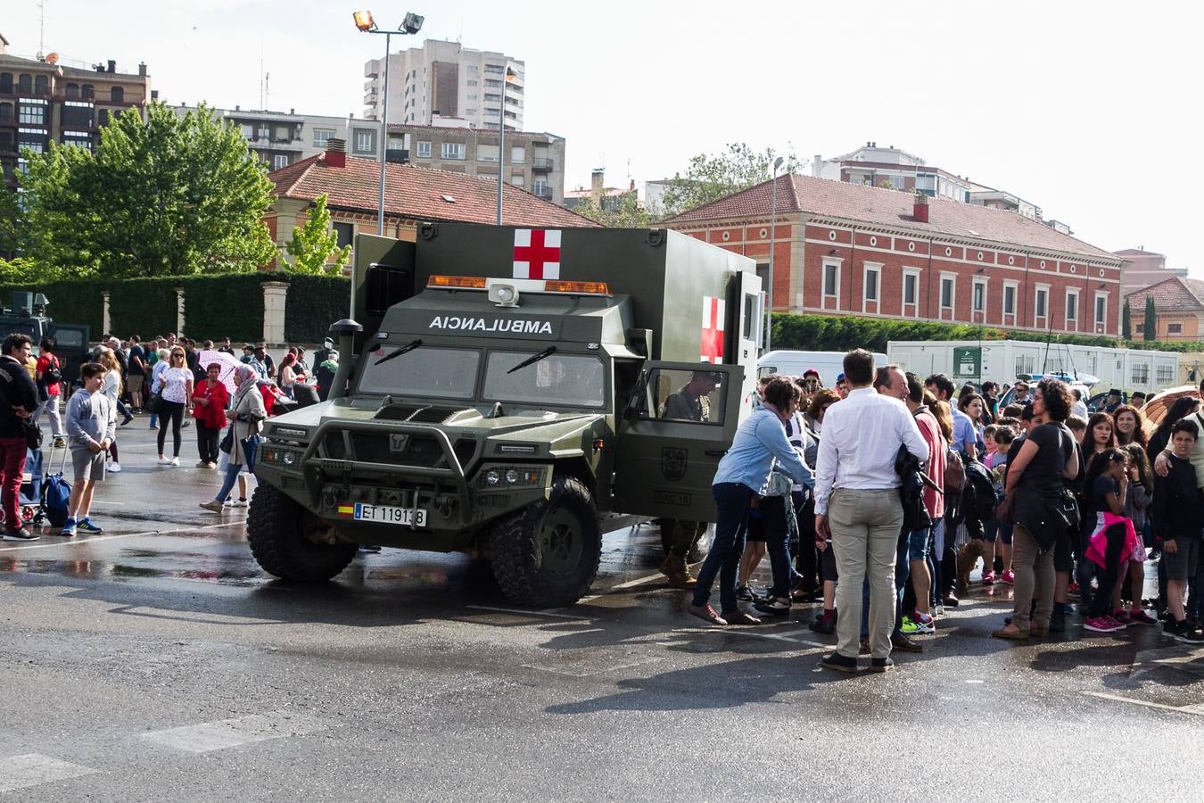 Gran éxito de púlbico en la demostración de salto paracaidista y simulación 'personal recovery' en el Ebro, Además, cientos de personas pudieron ver de cerca e incluso subirse a los vehículos militares instalados en el aparcamiento de Valbuena. 