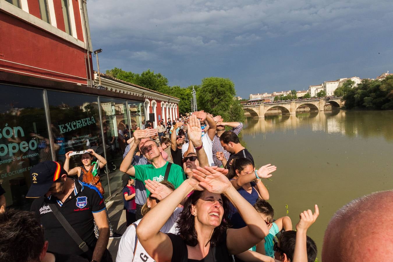 Gran éxito de púlbico en la demostración de salto paracaidista y simulación 'personal recovery' en el Ebro, Además, cientos de personas pudieron ver de cerca e incluso subirse a los vehículos militares instalados en el aparcamiento de Valbuena. 