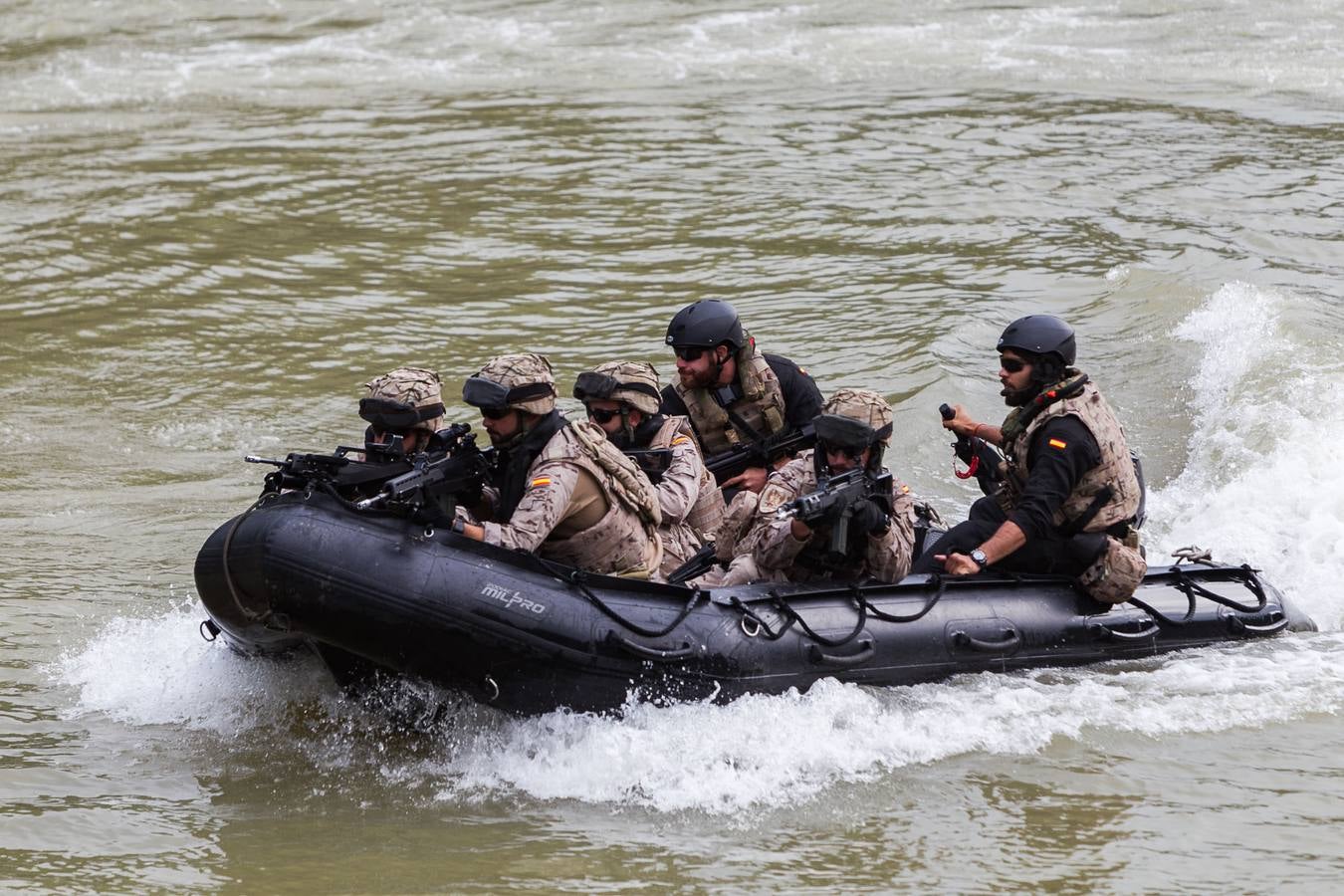 Gran éxito de púlbico en la demostración de salto paracaidista y simulación 'personal recovery' en el Ebro, Además, cientos de personas pudieron ver de cerca e incluso subirse a los vehículos militares instalados en el aparcamiento de Valbuena. 