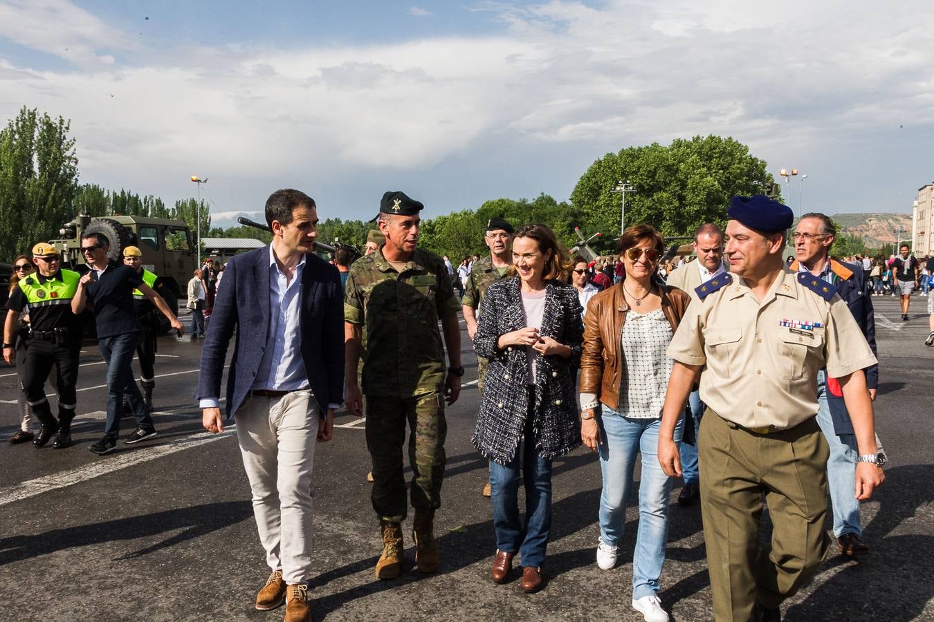 Gran éxito de púlbico en la demostración de salto paracaidista y simulación 'personal recovery' en el Ebro, Además, cientos de personas pudieron ver de cerca e incluso subirse a los vehículos militares instalados en el aparcamiento de Valbuena. 