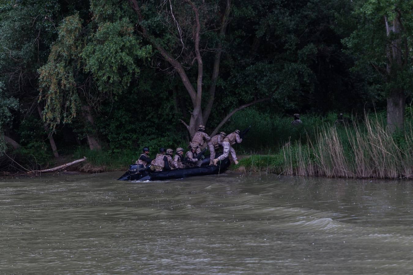 Gran éxito de púlbico en la demostración de salto paracaidista y simulación 'personal recovery' en el Ebro, Además, cientos de personas pudieron ver de cerca e incluso subirse a los vehículos militares instalados en el aparcamiento de Valbuena. 