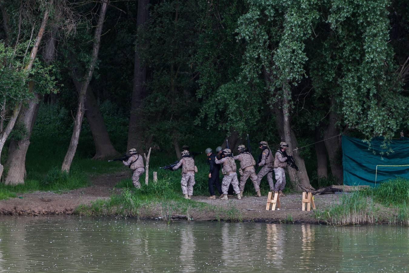 Gran éxito de púlbico en la demostración de salto paracaidista y simulación 'personal recovery' en el Ebro, Además, cientos de personas pudieron ver de cerca e incluso subirse a los vehículos militares instalados en el aparcamiento de Valbuena. 