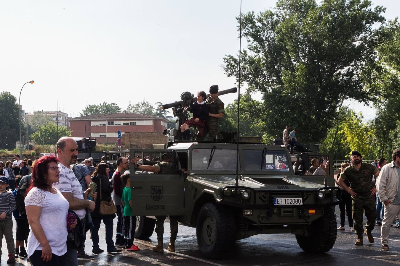Gran éxito de púlbico en la demostración de salto paracaidista y simulación 'personal recovery' en el Ebro, Además, cientos de personas pudieron ver de cerca e incluso subirse a los vehículos militares instalados en el aparcamiento de Valbuena. 