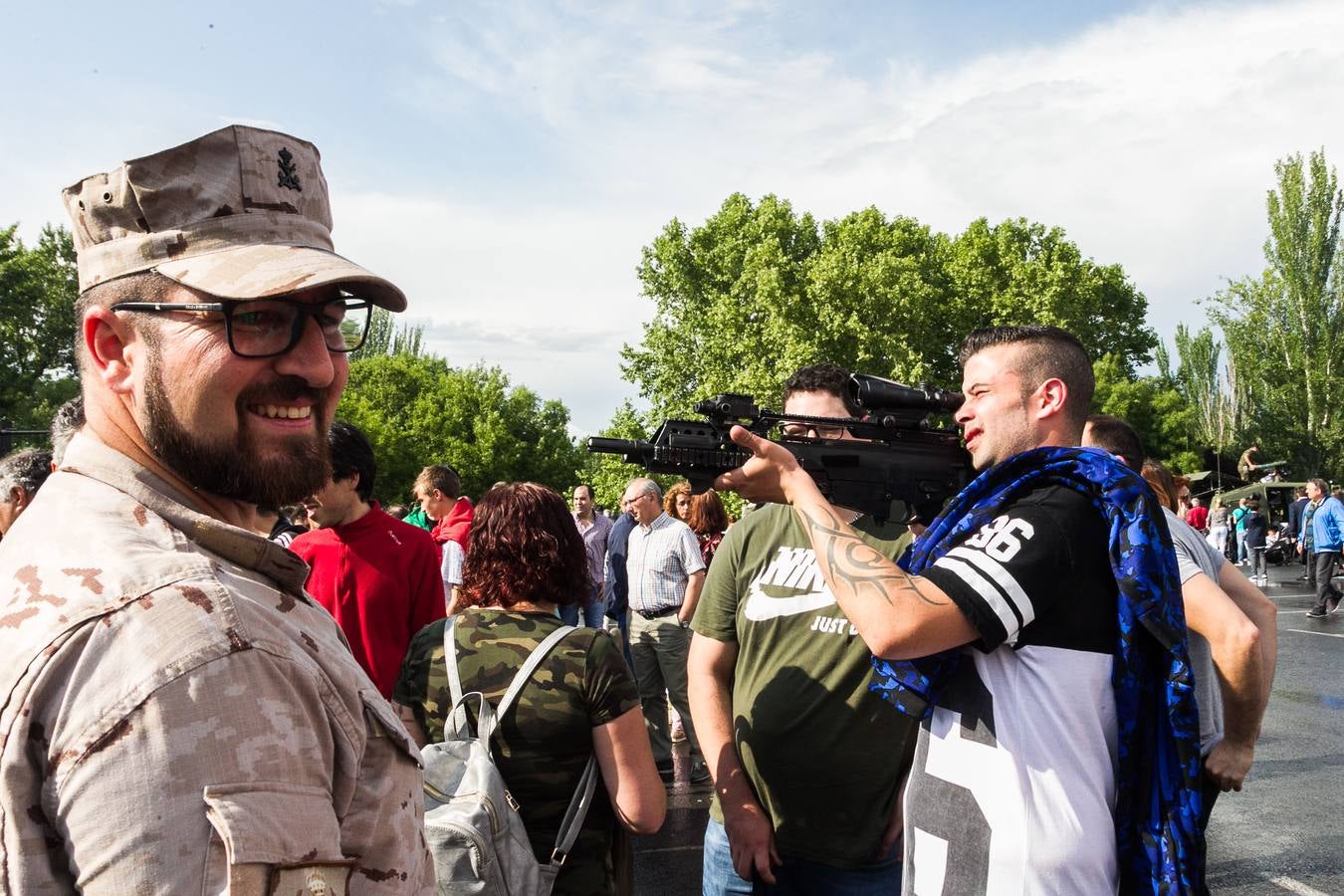 Gran éxito de púlbico en la demostración de salto paracaidista y simulación 'personal recovery' en el Ebro, Además, cientos de personas pudieron ver de cerca e incluso subirse a los vehículos militares instalados en el aparcamiento de Valbuena. 