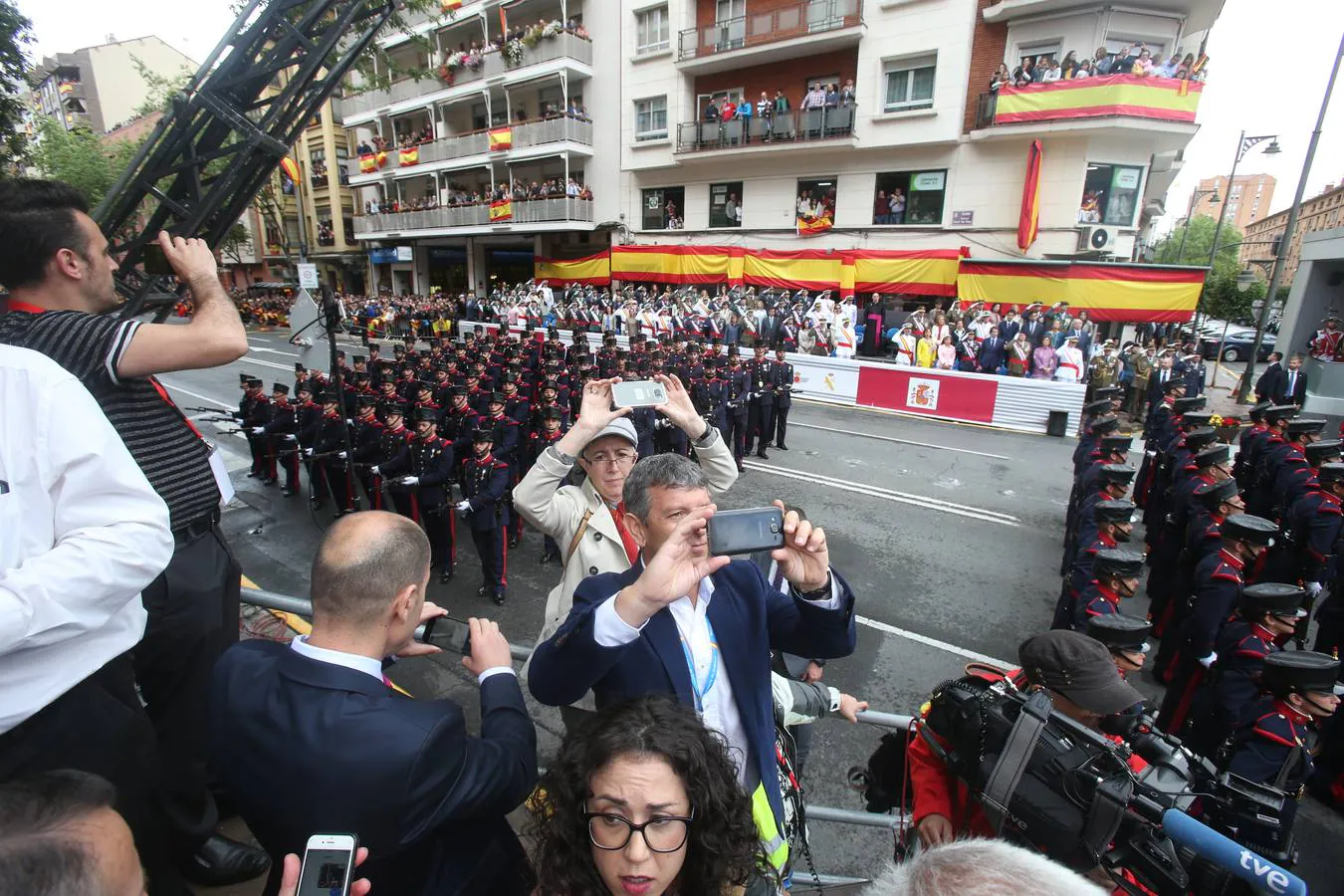 Los logroñeses se agolparon en las calles desde primera hora de la mañana