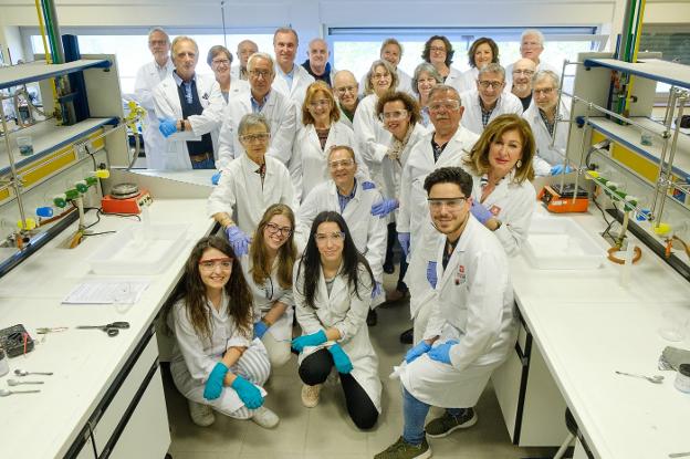 Un grupo de alumnos de la Universidad de la Experiencia realizó prácticas de Química en los laboratorios de la UR. :: ur
