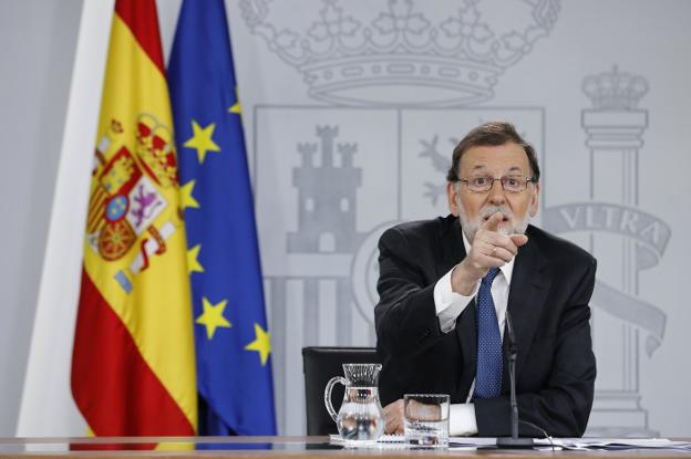 El presidente del Gobierno, Mariano Rajoy, ayer durante su comparecencia en la Moncloa tras presentar el PSOE la moción de censura. :: ep
