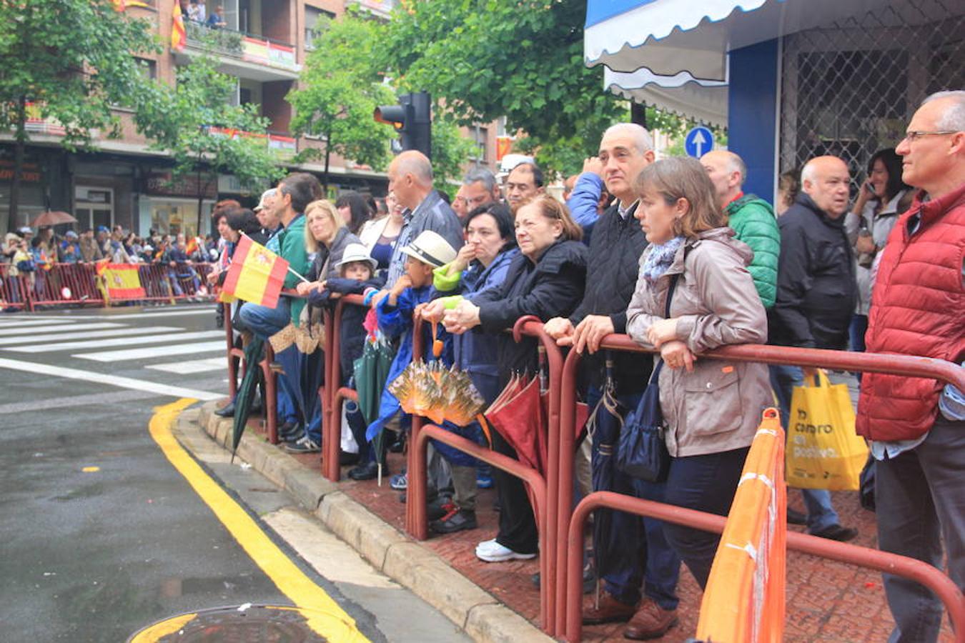 Tan contentos en Logroño con el desfile de las Fuerzas Armadas como contentos tienen que estar a la inversa por la magnífica respuesta del público. La respuesta no pudo ser más contundente porque las calles se abarrotaron desde primera hora.