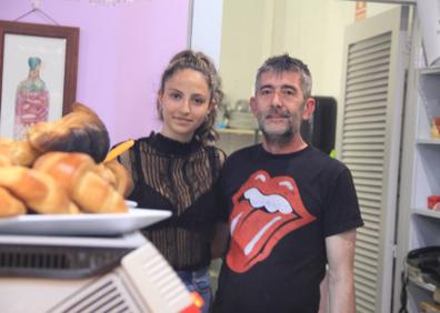 Imagen secundaria 1 - Dori y Joana posan en el tanque, Dani y su nieta y una joven seguidora del desfile. 