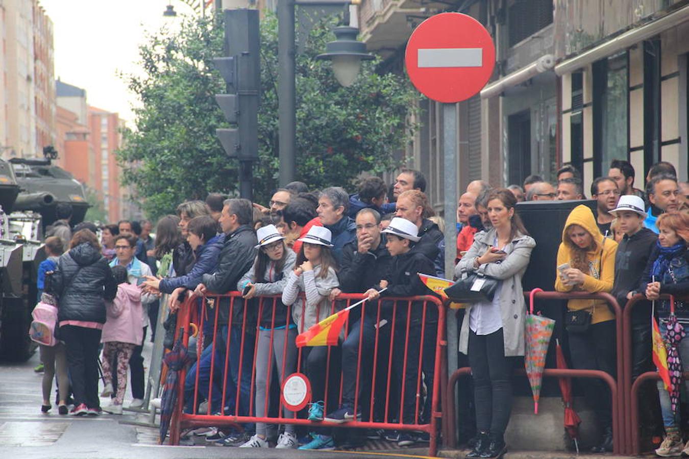 Tan contentos en Logroño con el desfile de las Fuerzas Armadas como contentos tienen que estar a la inversa por la magnífica respuesta del público. La respuesta no pudo ser más contundente porque las calles se abarrotaron desde primera hora.
