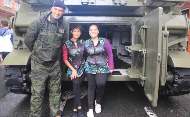 Imagen principal - Dori y Joana posan en el tanque, Dani y su nieta y una joven seguidora del desfile. 