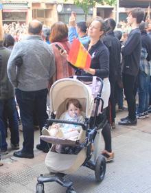 Imagen secundaria 2 - Dori y Joana posan en el tanque, Dani y su nieta y una joven seguidora del desfile. 