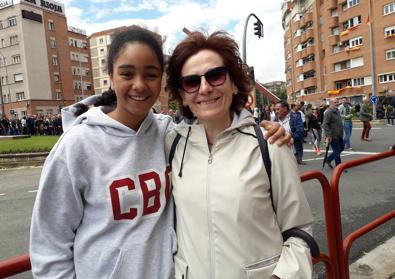 Imagen secundaria 1 - Mandos militares, Cristina y Aisha y un chaval que hace lo que medio Logroño ha soñado hacer algún día. 