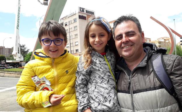 Imagen principal - Aitor, Lucía e Ignacio. Público en una esquina de Vara de Rey y Montse y Pedro, felices con el desfile militar. 