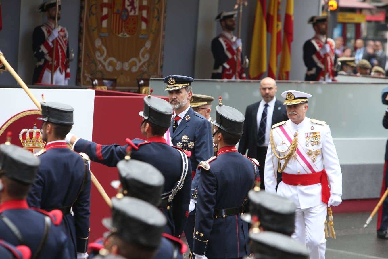 Los Reyes de España presidieron en Logroño el Desfile del Día de las Fuezas Armadas, en el que participaron hasta 2.678 militares.