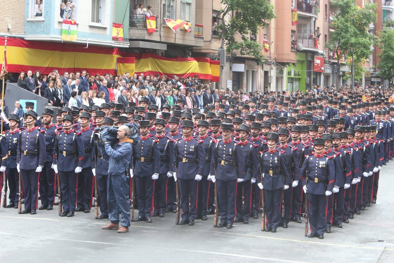 Los Reyes de España presidieron en Logroño el Desfile del Día de las Fuezas Armadas, en el que participaron hasta 2.678 militares.