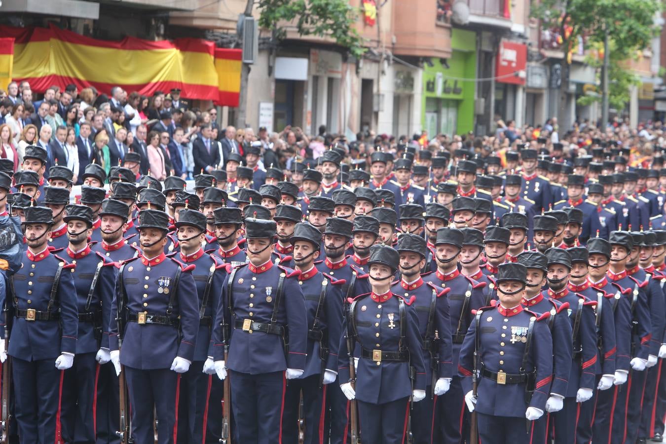 Los Reyes de España presidieron en Logroño el Desfile del Día de las Fuezas Armadas, en el que participaron hasta 2.678 militares.