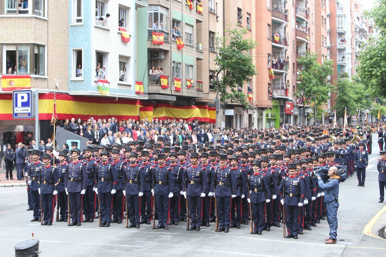 Los Reyes de España presidieron en Logroño el Desfile del Día de las Fuezas Armadas, en el que participaron hasta 2.678 militares.