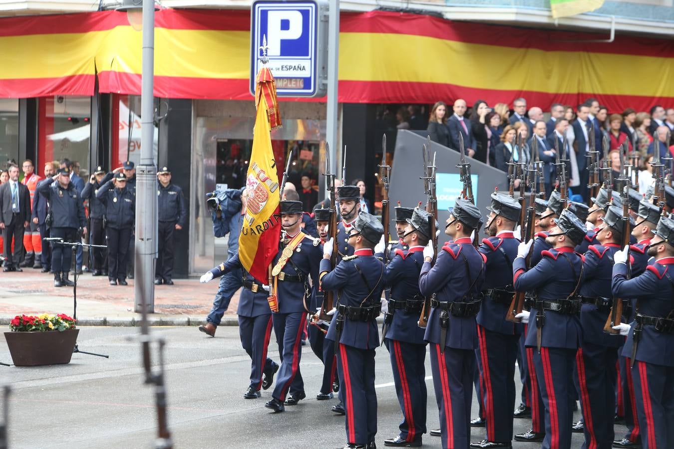 Los Reyes de España presidieron en Logroño el Desfile del Día de las Fuezas Armadas, en el que participaron hasta 2.678 militares.