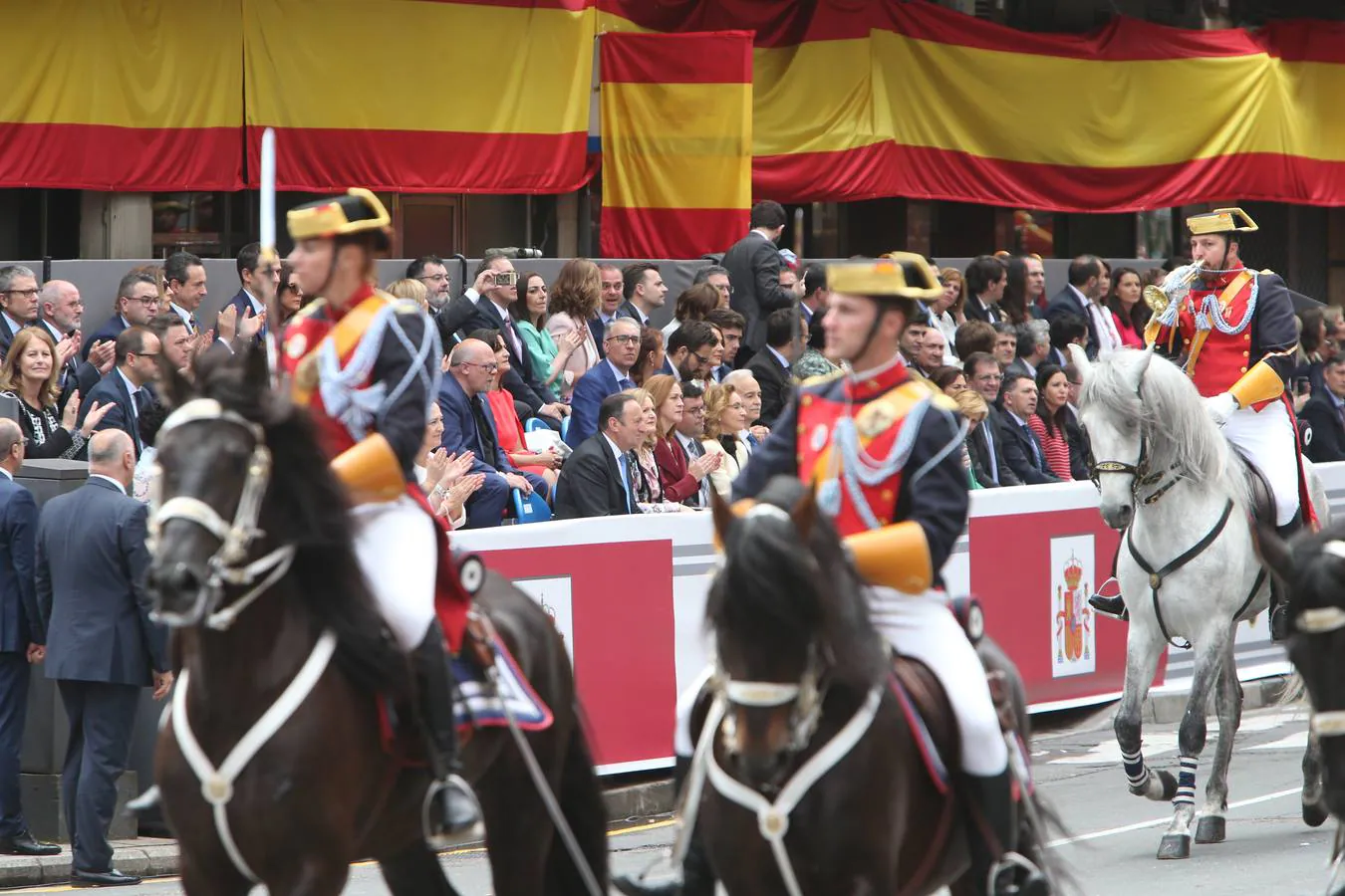 Los Reyes de España presidieron en Logroño el Desfile del Día de las Fuezas Armadas, en el que participaron hasta 2.678 militares.