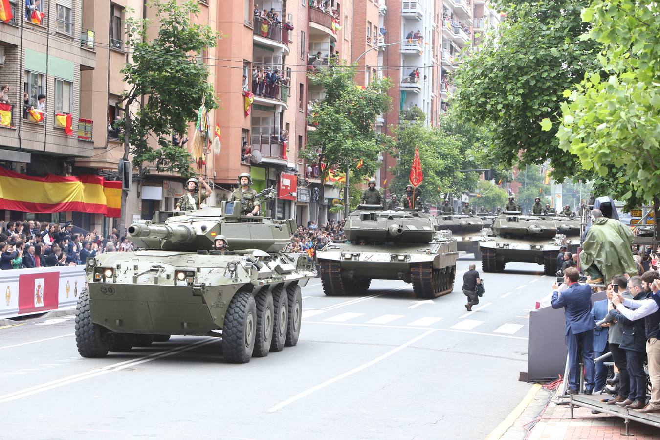 Los Reyes de España presidieron en Logroño el Desfile del Día de las Fuezas Armadas, en el que participaron hasta 2.678 militares.