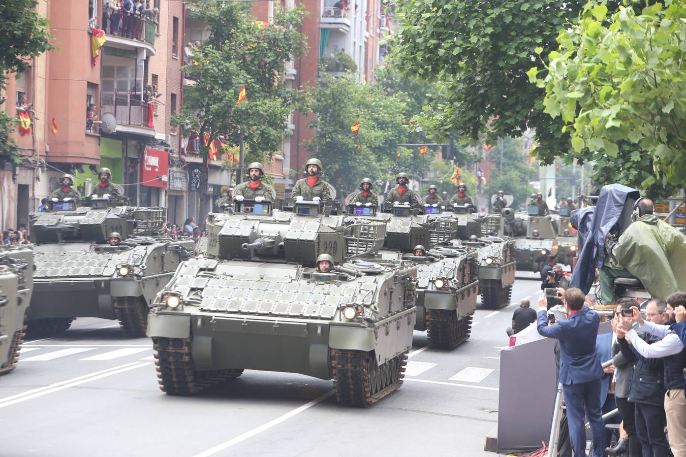 Los Reyes de España presidieron en Logroño el Desfile del Día de las Fuezas Armadas, en el que participaron hasta 2.678 militares.
