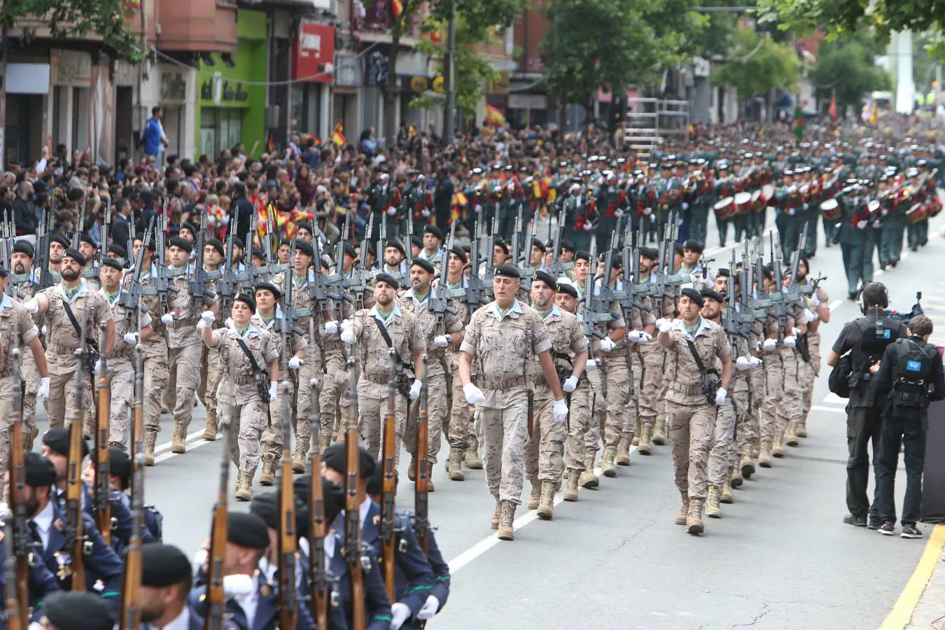 Los Reyes de España presidieron en Logroño el Desfile del Día de las Fuezas Armadas, en el que participaron hasta 2.678 militares.